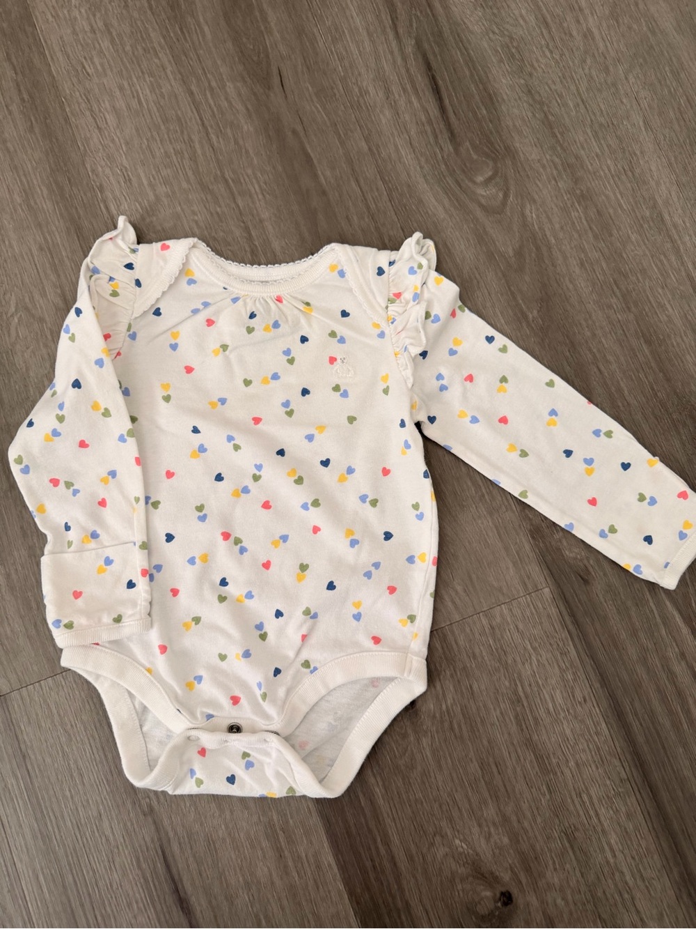 GAP White Long-Sleeve Bodysuit with Multicolor Heart Print Size 3-6 months